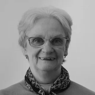 shoulder height image of liz short
