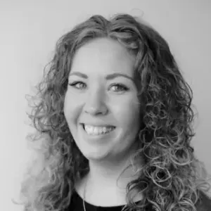 shoulder height image of lizzie saunby