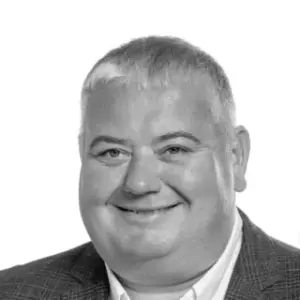 shoulder height image of peter gregory