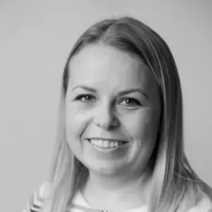 Katie De Niese shoulder height photo